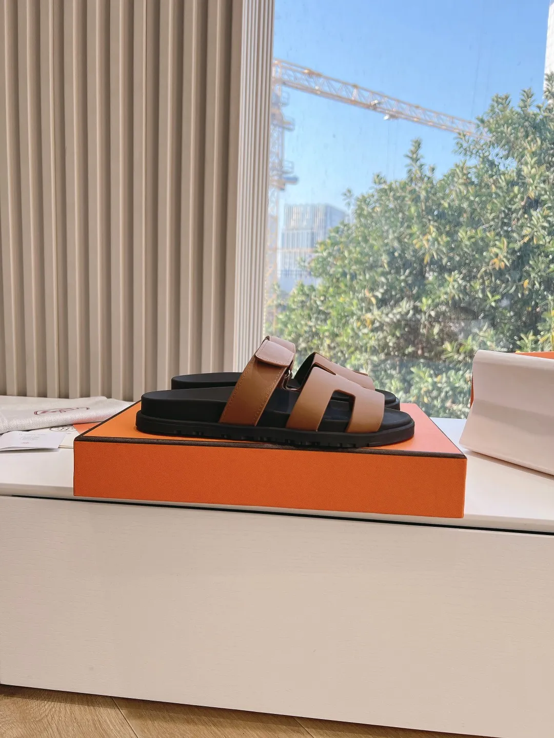 👟👟Ex-factory price 440👟👟 (Top version) H family 2024 spring and summer new style HERMES Hermes' recently popular couple's shoes, pig nose angle sandals and slippers, paired with various colorful socks, very trendy. Upper lining: imported original leather. Outsole: non-slip and wear-resistant outsole. Size: female 35-42 (40/42 non-returnable and non-exchangeable) Men’s size: 39-45 (45 is non-refundable and non-exchangeable)